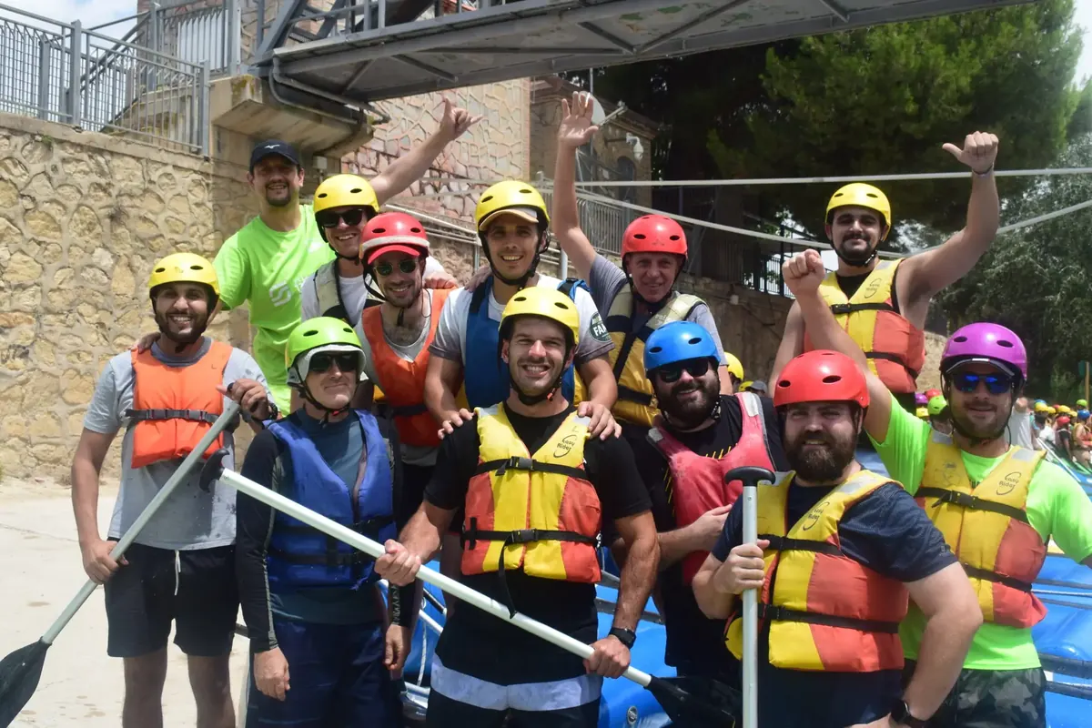 Grupo con cascos y chalecos antes del descenso del río Segura en Blanca