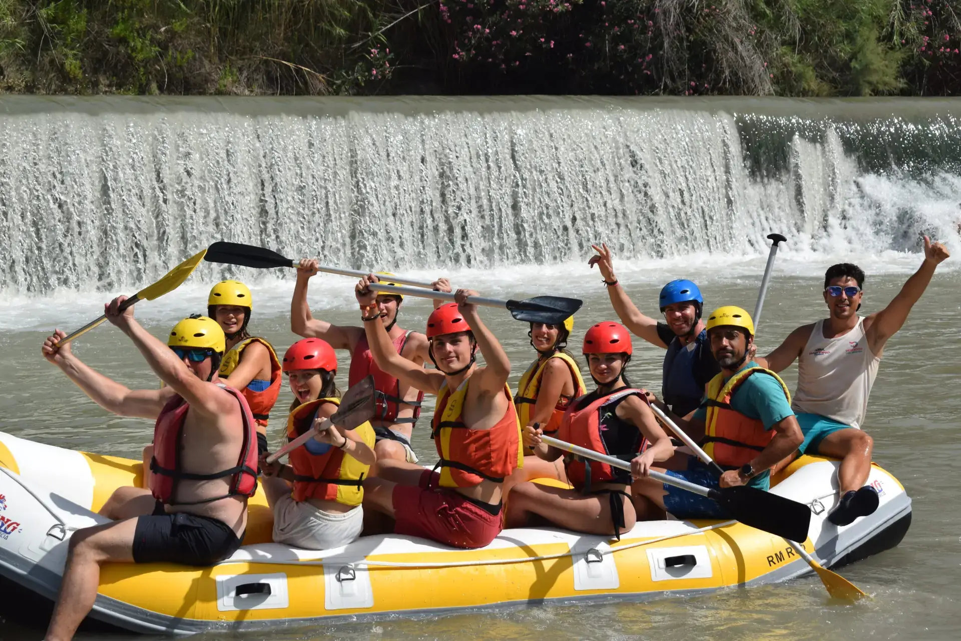 Grupo haciendo rafting en el río Segura entre Cieza y Blanca