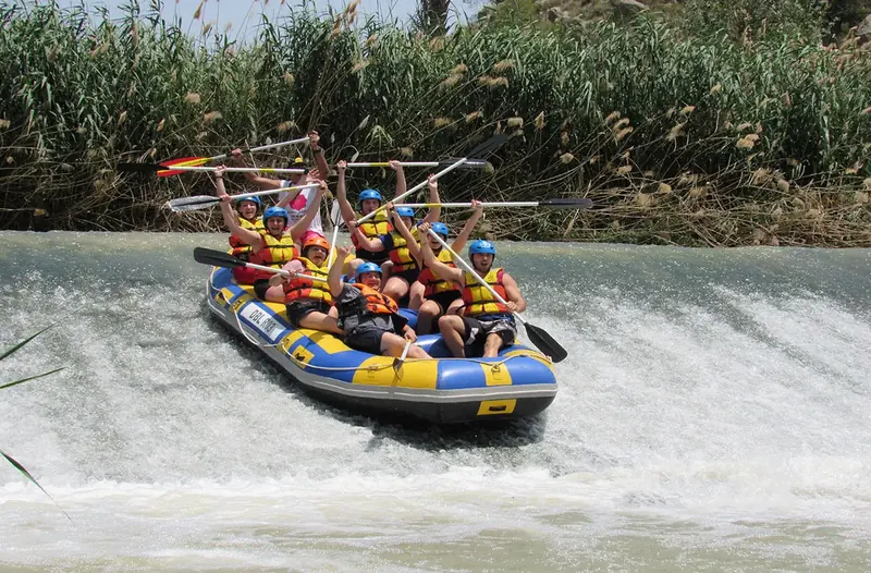 Balsa de rafting con un grupo remando en el río Segura entre Cieza y Blanca