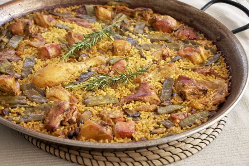 Paella servida tras el descenso en rafting por el río Segura en Blanca